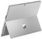 Un tablet argentato con supporto pieghevole che mostra un design minimalista.