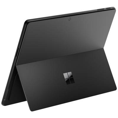 Un tablet nero con un supporto pieghevole, su cui è visibile un logo rettangolare. È posizionato inclinato su un tavolo.