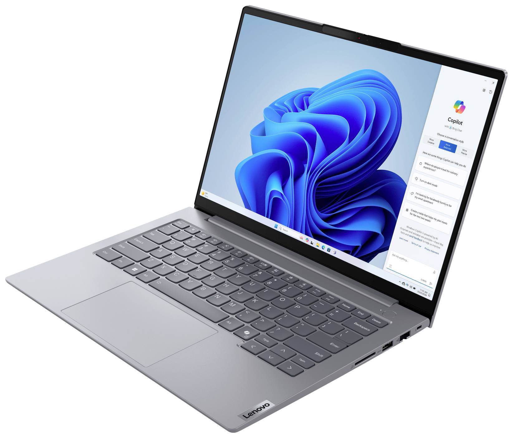 Un laptop grigio con la pagina iniziale di Windows 11 aperta sullo schermo. Tastiera e trackpad sono visibili.