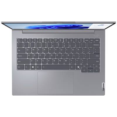 Laptop Lenovo con tastiera aperta, layout QWERTY, scocca grigia. Lo schermo mostra l'interfaccia di Windows.