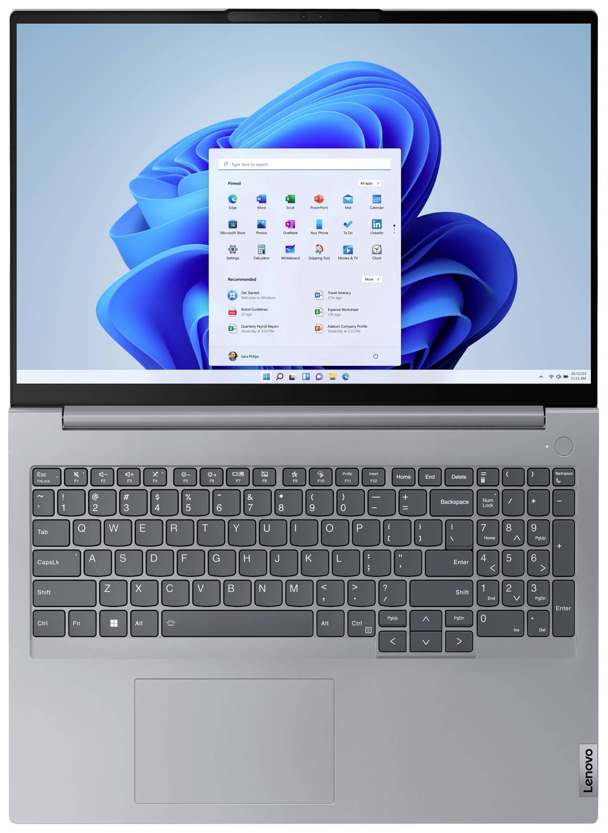 Laptop argentato con schermo aperto, che mostra la schermata di avvio di Windows 11 con icone delle app su sfondo blu.