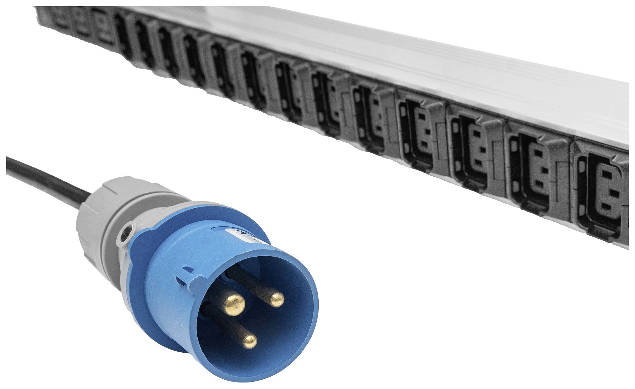 Un connettore industriale blu con tre pin dorati è posizionato davanti a una serie di prese elettriche nere in un involucro argentato.