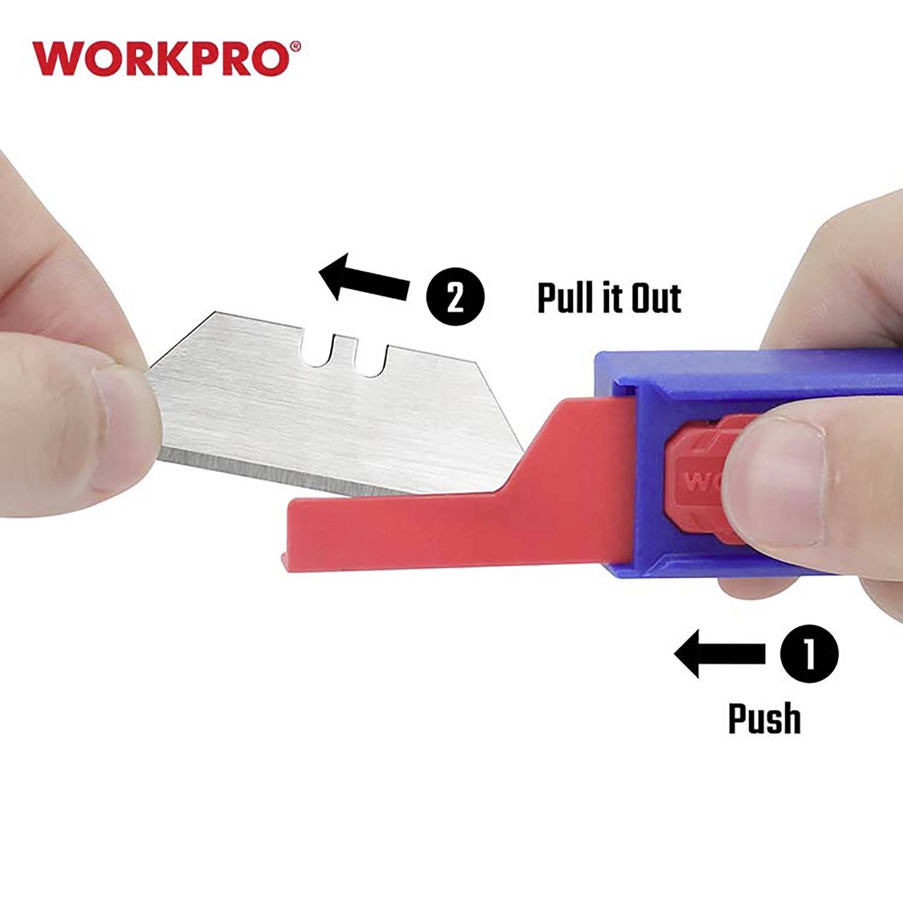 Cutter di sicurezza 'WORKPRO': Un dito preme un pulsante per far scorrere la lama, mentre l'altra mano estrae la lama.