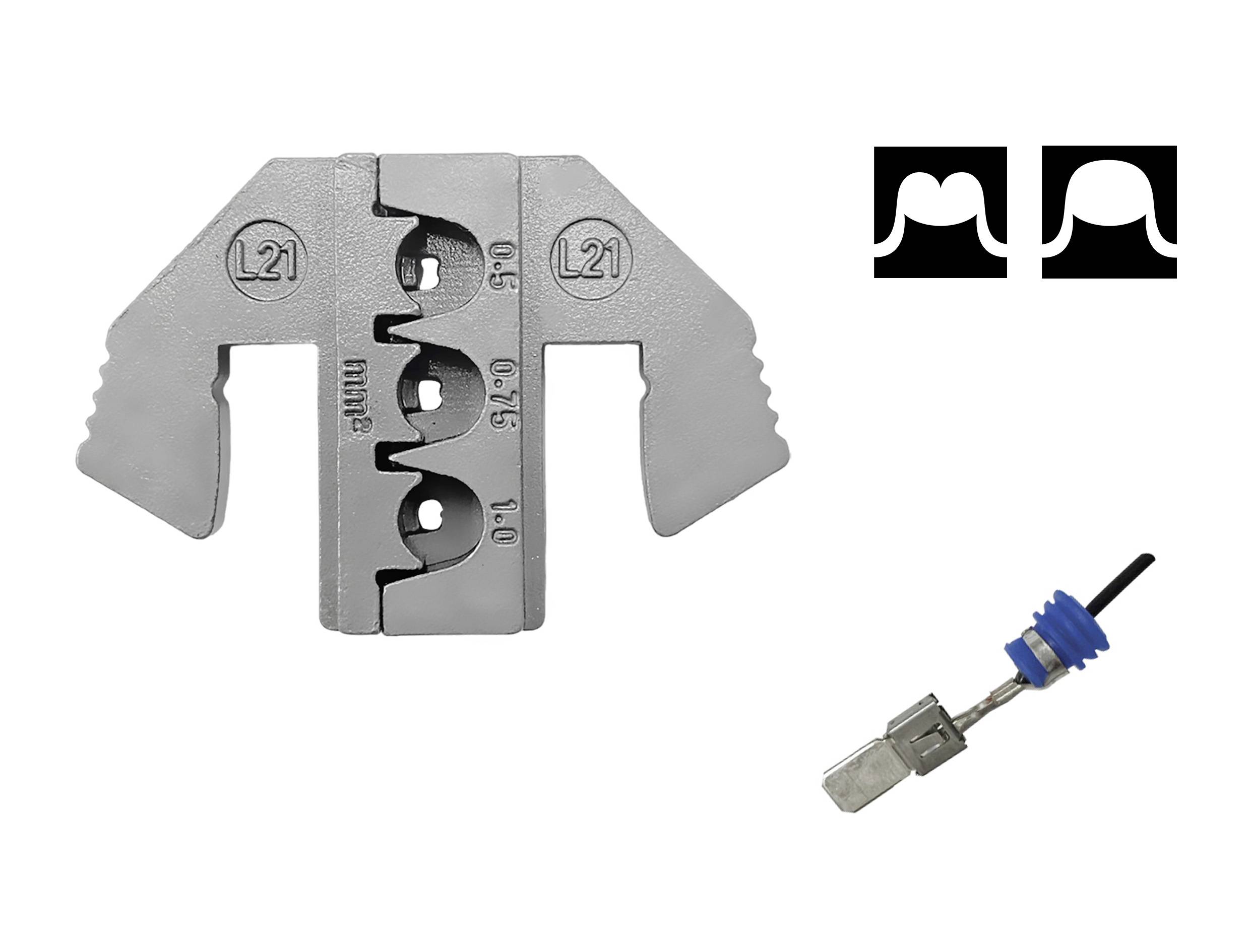 Pinza crimpatrice e componente di contatto su sfondo bianco. A sinistra la pinza con diversi fori per la crimpatura, a destra un contatto blu per cavo.