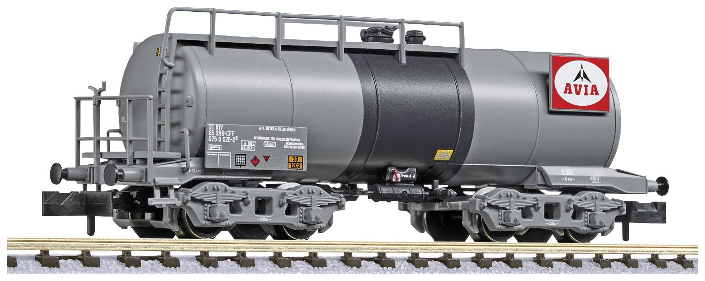 Un carro cisterna grigio con un logo 'AVIA' che viaggia su un binario. Il vagone è dettagliato e progettato come accessorio per modellismo ferroviario.