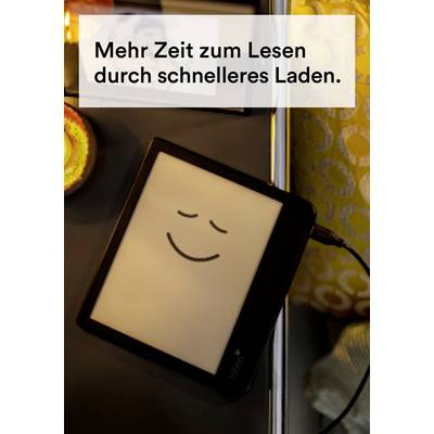 Un e-reader è posizionato su un tavolo accanto a una candela e un cuscino. Sullo schermo è visibile un volto sorridente. Testo: 'Più tempo per leggere grazie a un caricamento più veloce.'