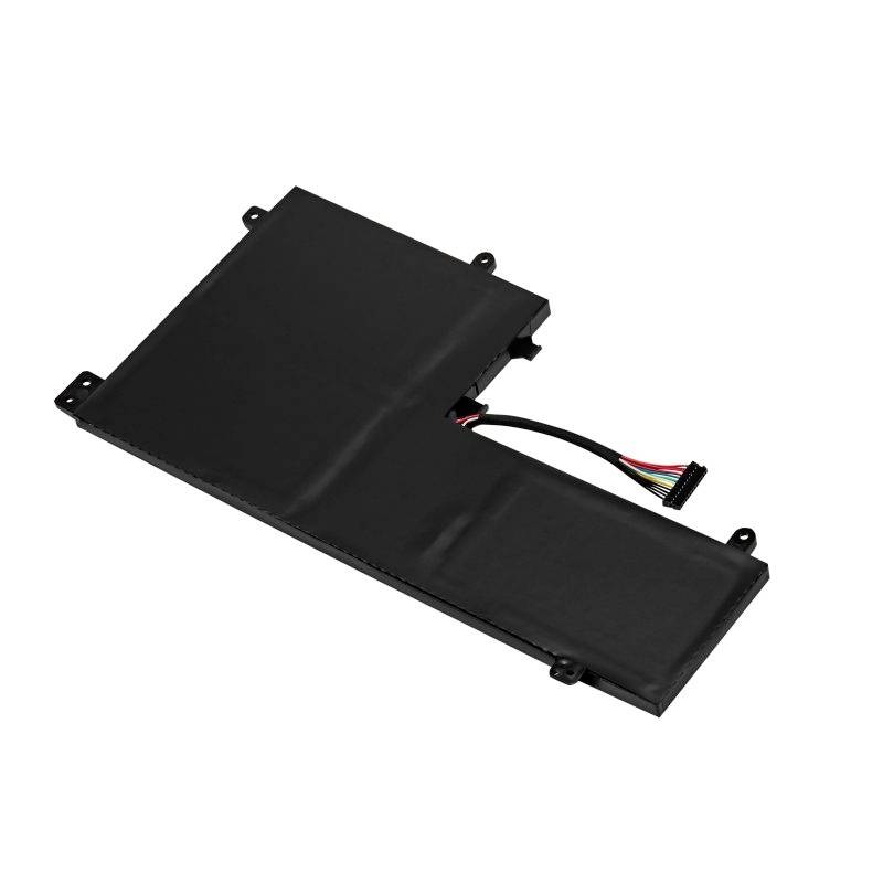 Un battery nero per laptop con un connettore a cavi multicolore. La batteria ha una forma rettangolare con una parte sporgente.