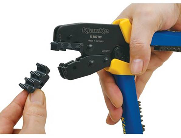 Set di strumenti 'Klauke' in custodia di plastica, che include uno strumento di crimpatura e due bobine di connettori codificati per colore per lavori di cablaggio elettrico.