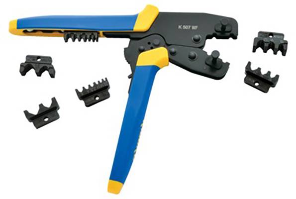 Uno strumento per crimping dei cavi con maniglie blu e gialle, mostrato con più teste di crimping intercambiabili posizionate nelle vicinanze.