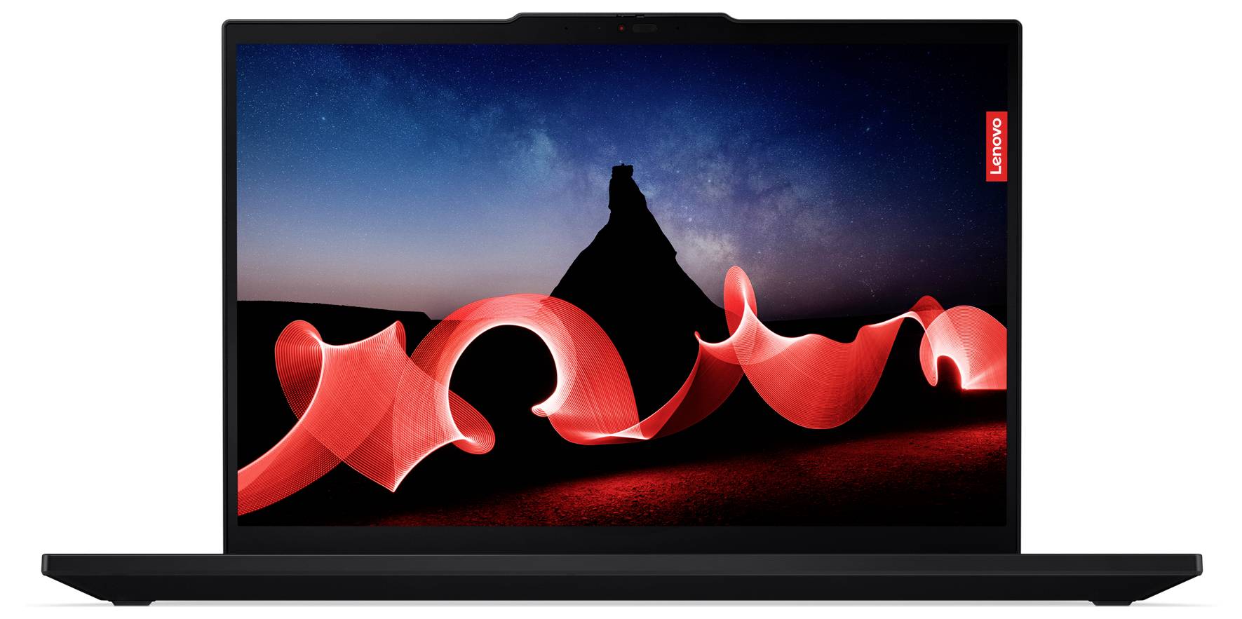 Un laptop con schermo acceso mostra un paesaggio con una banda luminosa rossa davanti a una montagna. Logo Lenovo sul lato.