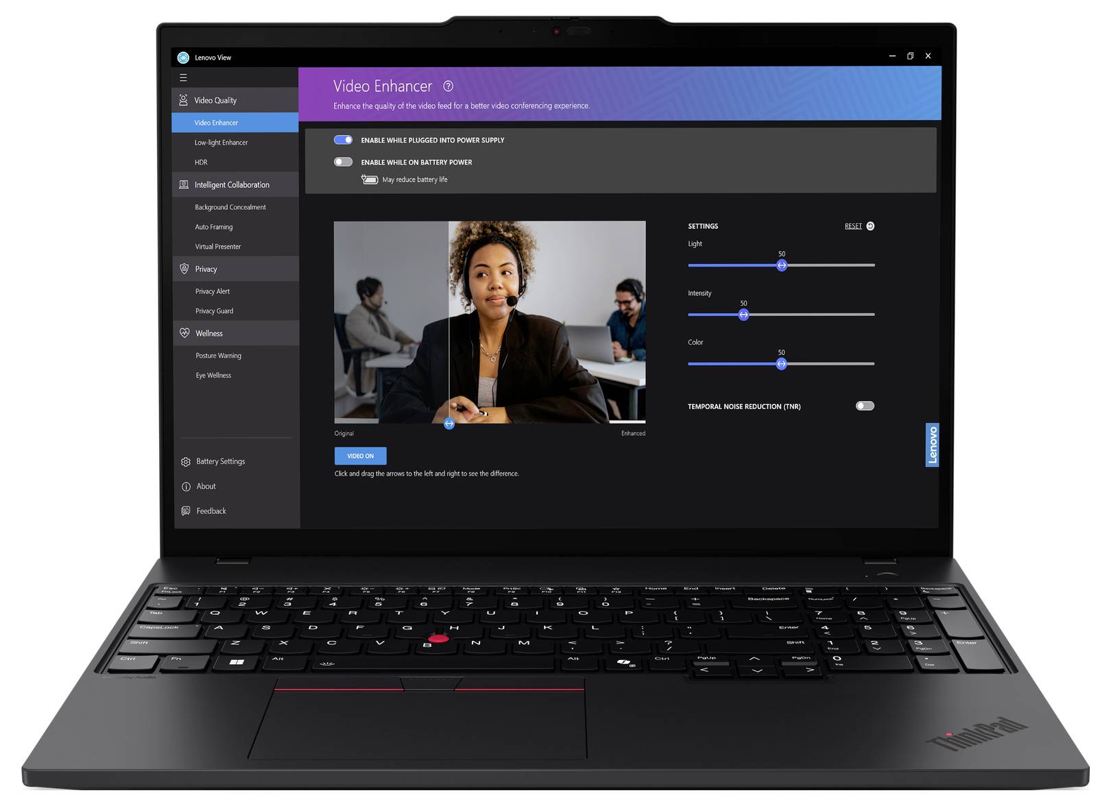 Laptop con software di ottimizzazione video aperta sullo schermo. È visibile una videoconferenza con accanto dei cursori di regolazione.