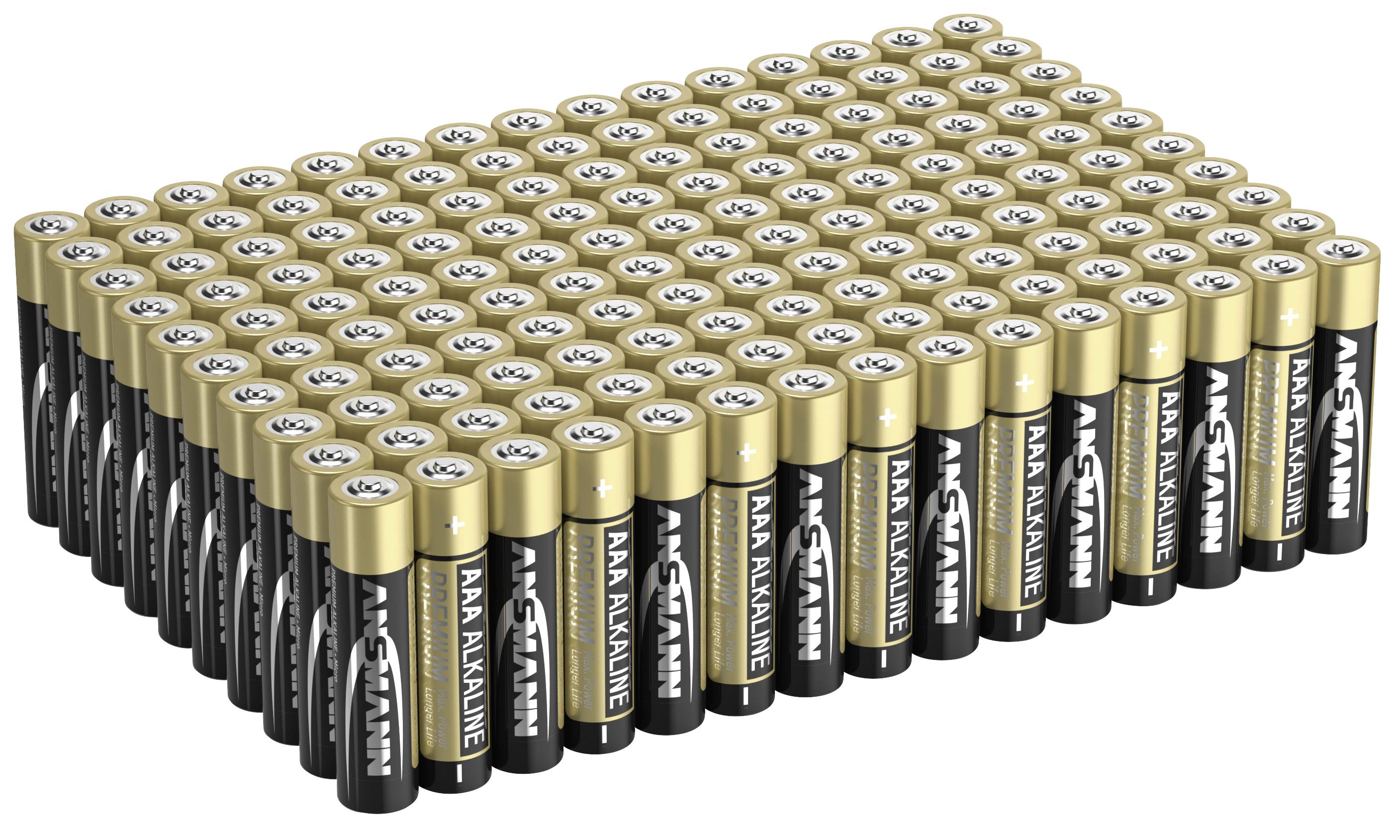 '96 steli di batterie AA con accumuli oro-neri, impilati strettamente. Marca e tipo di batteria visibili sulle etichette.'