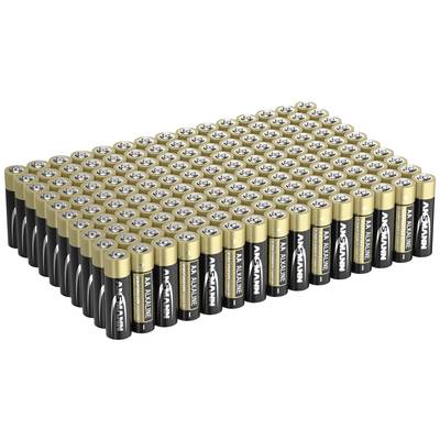Un grande assemblaggio di numerose batterie alcaline AA è disposto in un blocco rettangolare. Tutte le batterie sono orientate verticalmente, con i loro poli positivi rivolti verso l'alto.