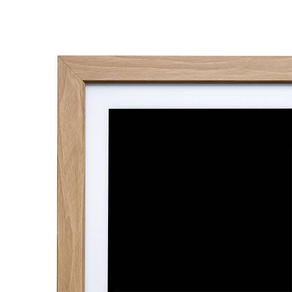 Una cornice in legno vuota con un rettangolo nero. Nessuna immagine o testo presente.