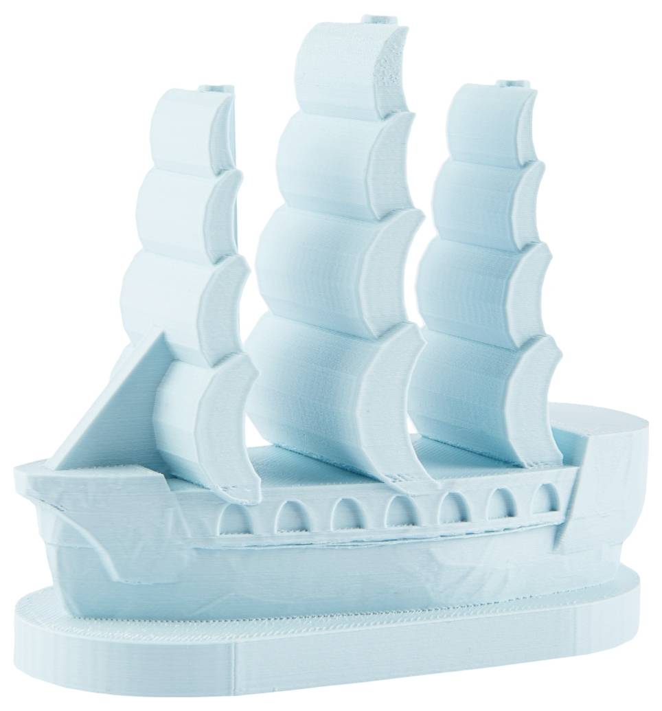 Un modello di colore azzurro chiaro di una nave a vela con tre grandi vele su ciascuno dei tre alberi, realizzato con un materiale liscio.