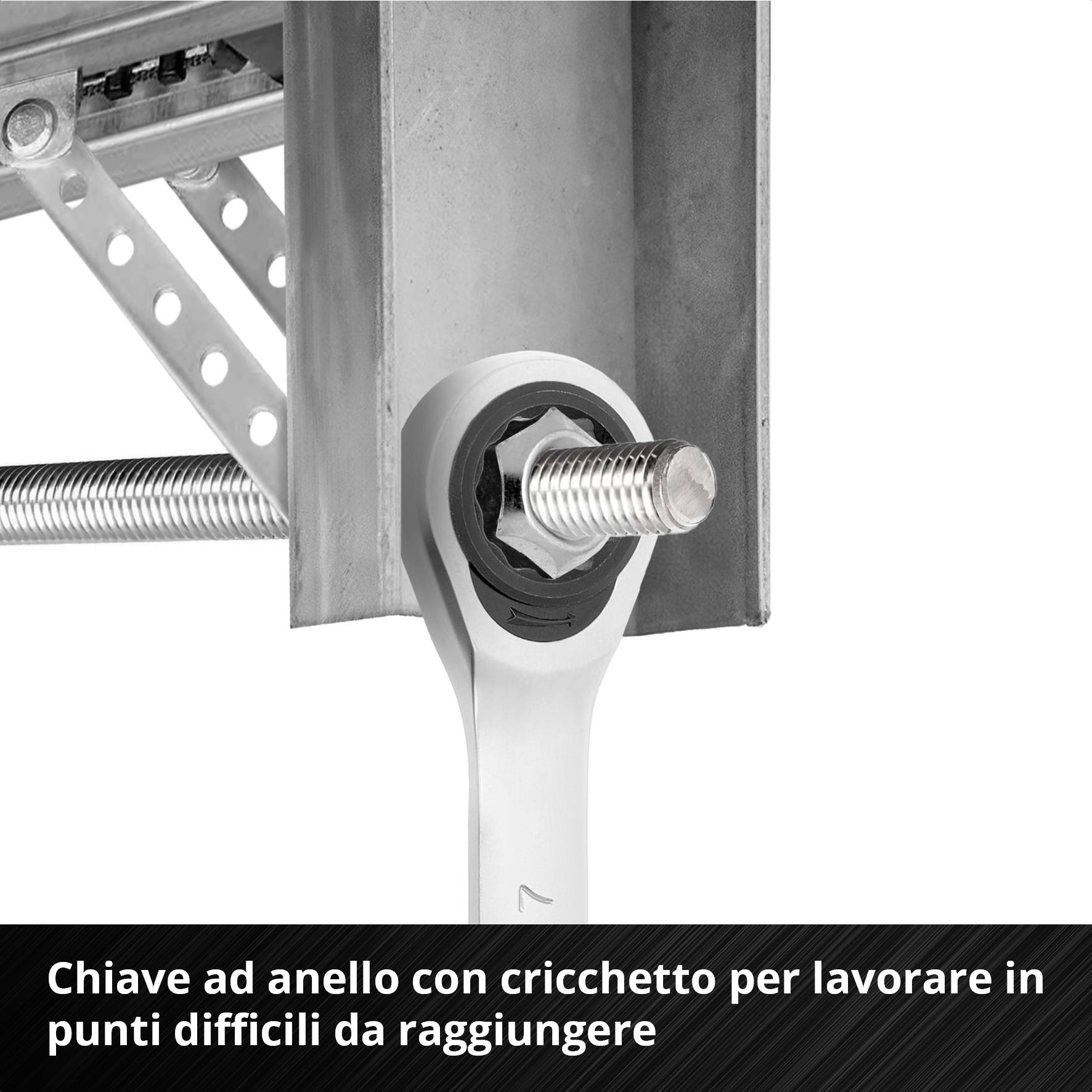 'Primo piano di una chiave inglese con cricchetto, fissata a una struttura metallica, per lavori in aree difficili da raggiungere.'