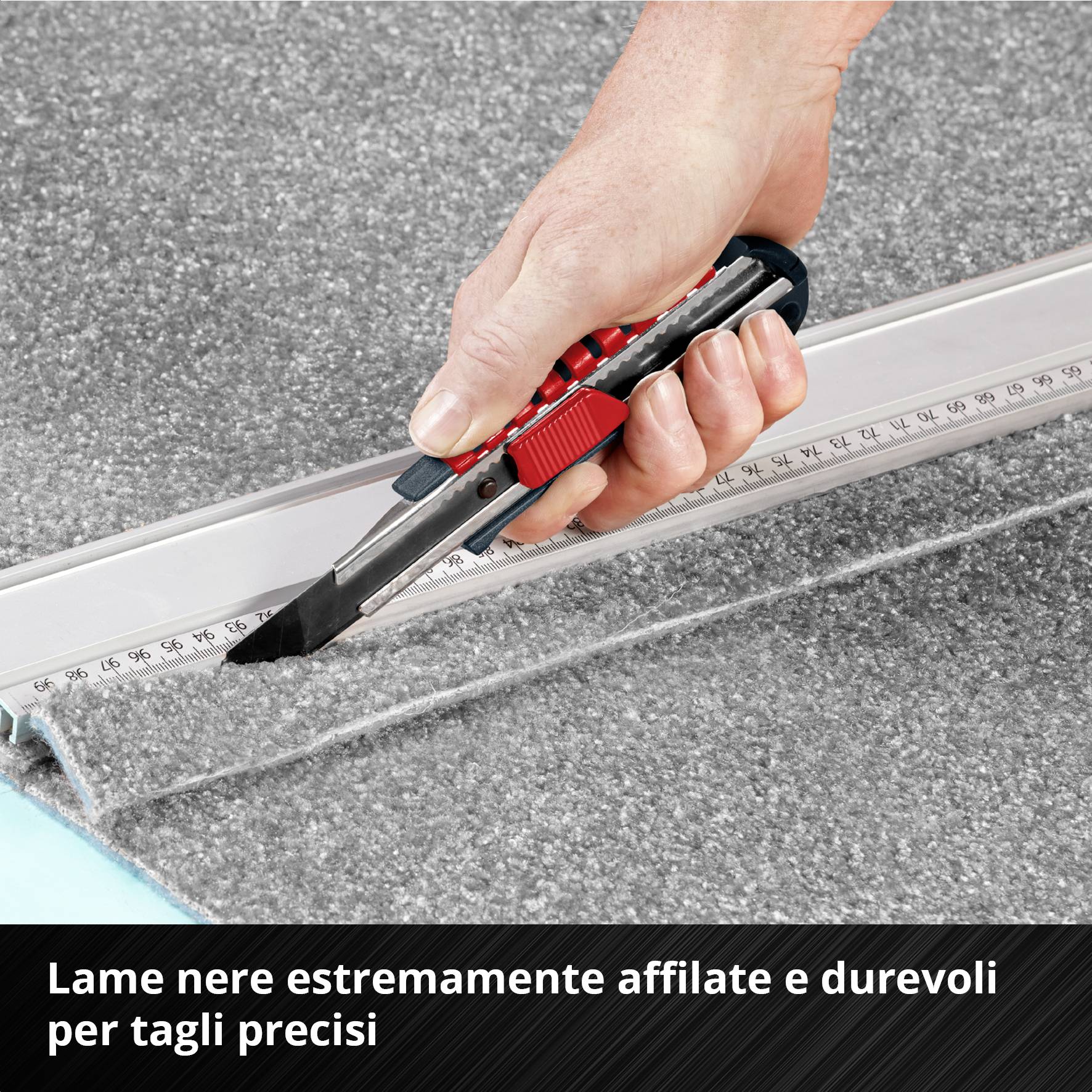Una mano tiene un cutter per tappeti con lama nera, che taglia lungo una riga. Testo: 'Lame estremamente taglienti e durature'.
