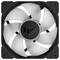 Un ventilatore per computer quadrato con angoli neri e pale rotanti bianche. Il design del ventilatore trasmette un'impressione tecnica.