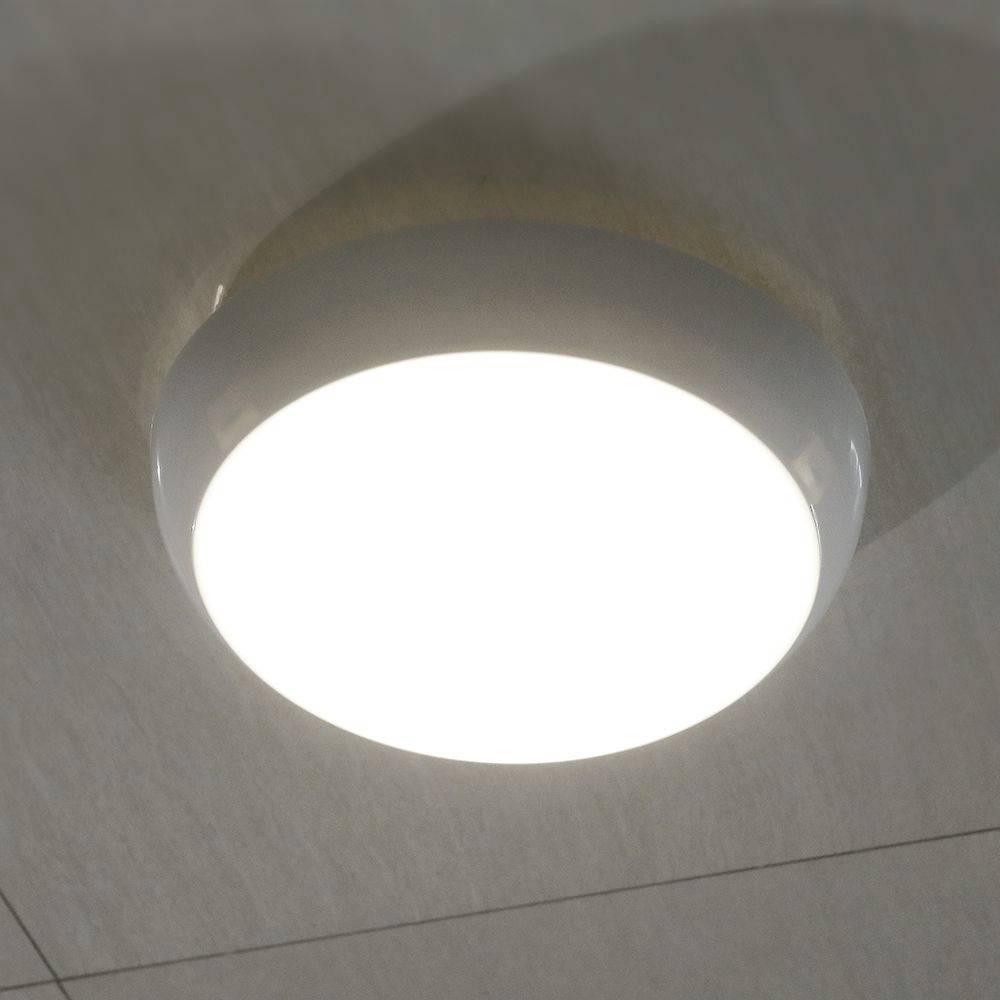 Un'applique rotonda con luce chiara e diffusa, montata sul soffitto di una stanza. Garantisce un'illuminazione uniforme dell'ambiente.