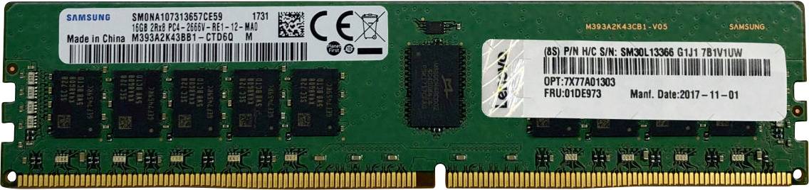 Un modulo RAM verde Samsung con specifiche e numero di serie su un'etichetta. Mostra dati relativi alla produzione e alla capacità.