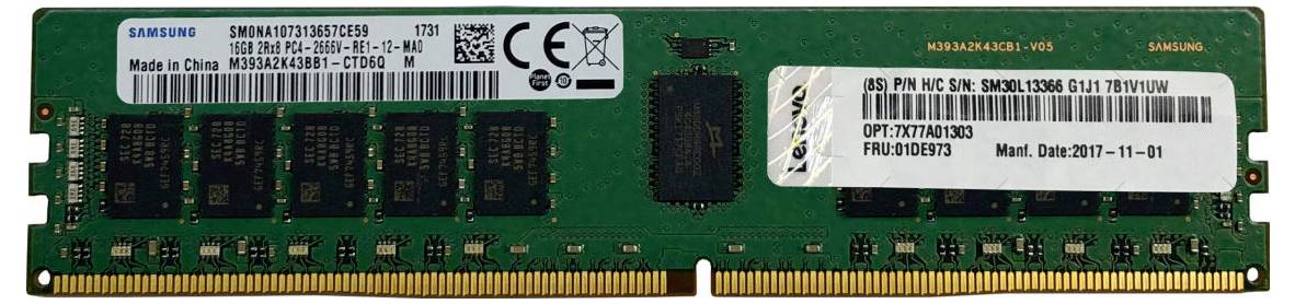 Un modulo RAM verde di Samsung con moduli di memoria e un'etichetta con dettagli tecnici e numeri di serie visibili.