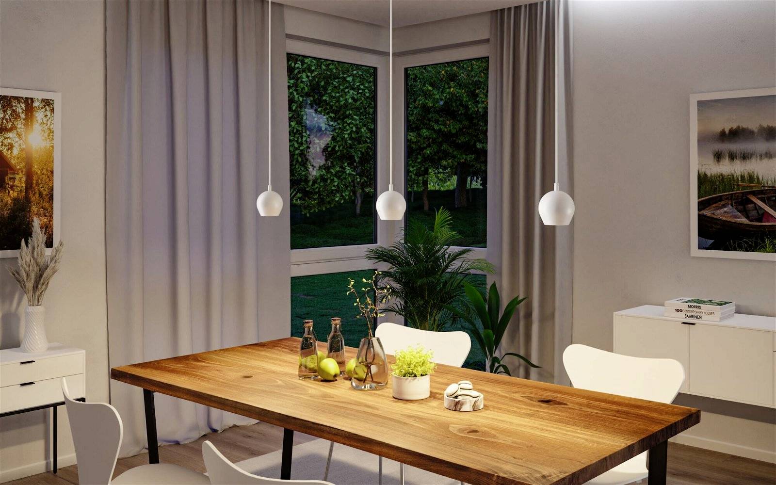 Sala da pranzo con tavolo in legno, sedie bianche, alcune piante e lampade a sospensione. Grandi finestre offrono una vista sul giardino.