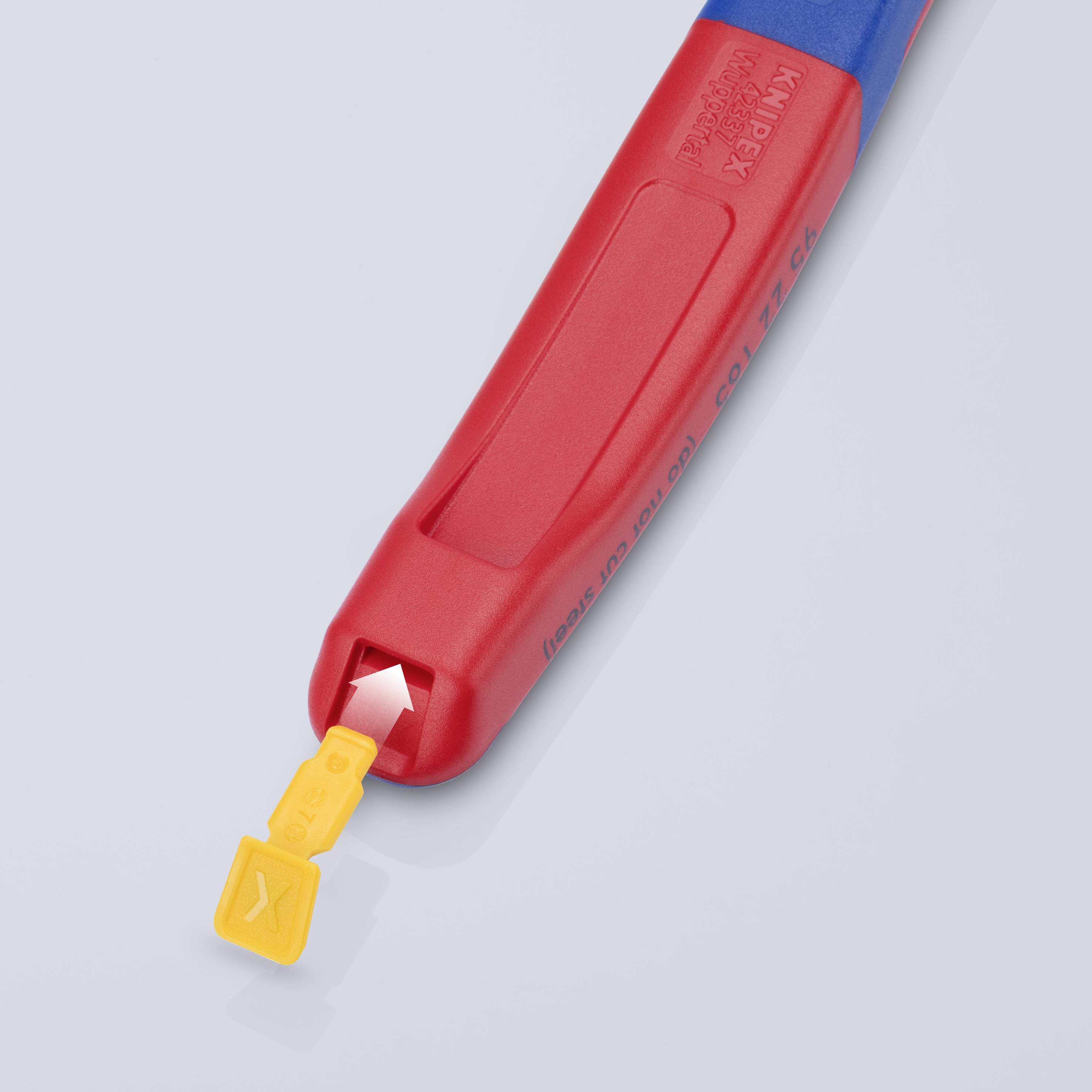 Un utensile rosso e blu ruba un dispositivo di bloccaggio giallo. Serve a rimuovere gli elementi di sicurezza nei connettori.