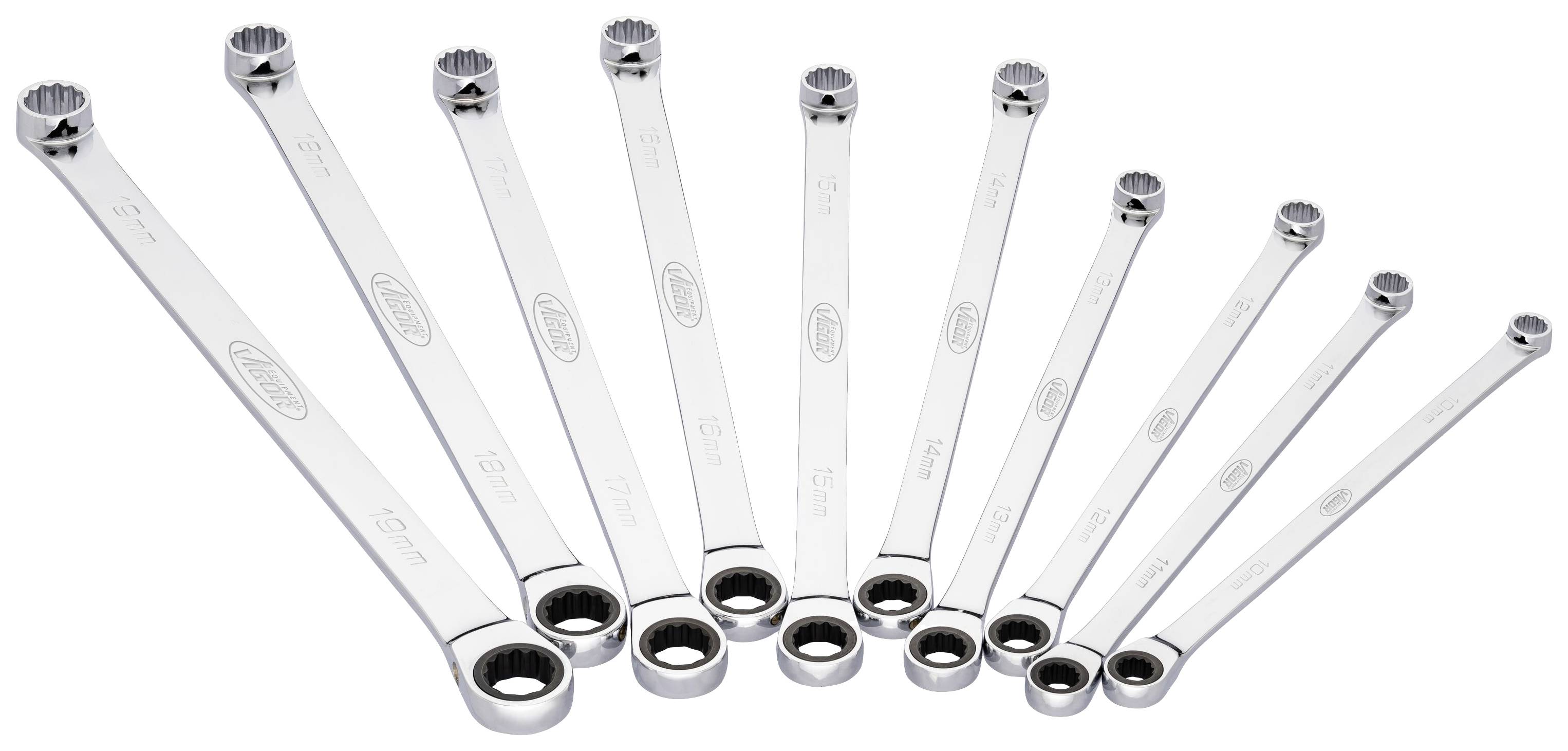 Diversi anelli portachiavi di varie dimensioni, ordinatamente disposti uno accanto all'altro. Brillano con riflessi metallici su uno sfondo bianco.
