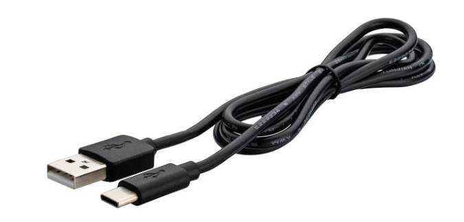 Un cavo USB nero con un connettore USB-A su un'estremità e un connettore USB-C sull'altra, adagiato su uno sfondo bianco.