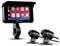 Un sistema di dashcam per moto con due telecamere e un display che mostra app come telefono e navigazione.