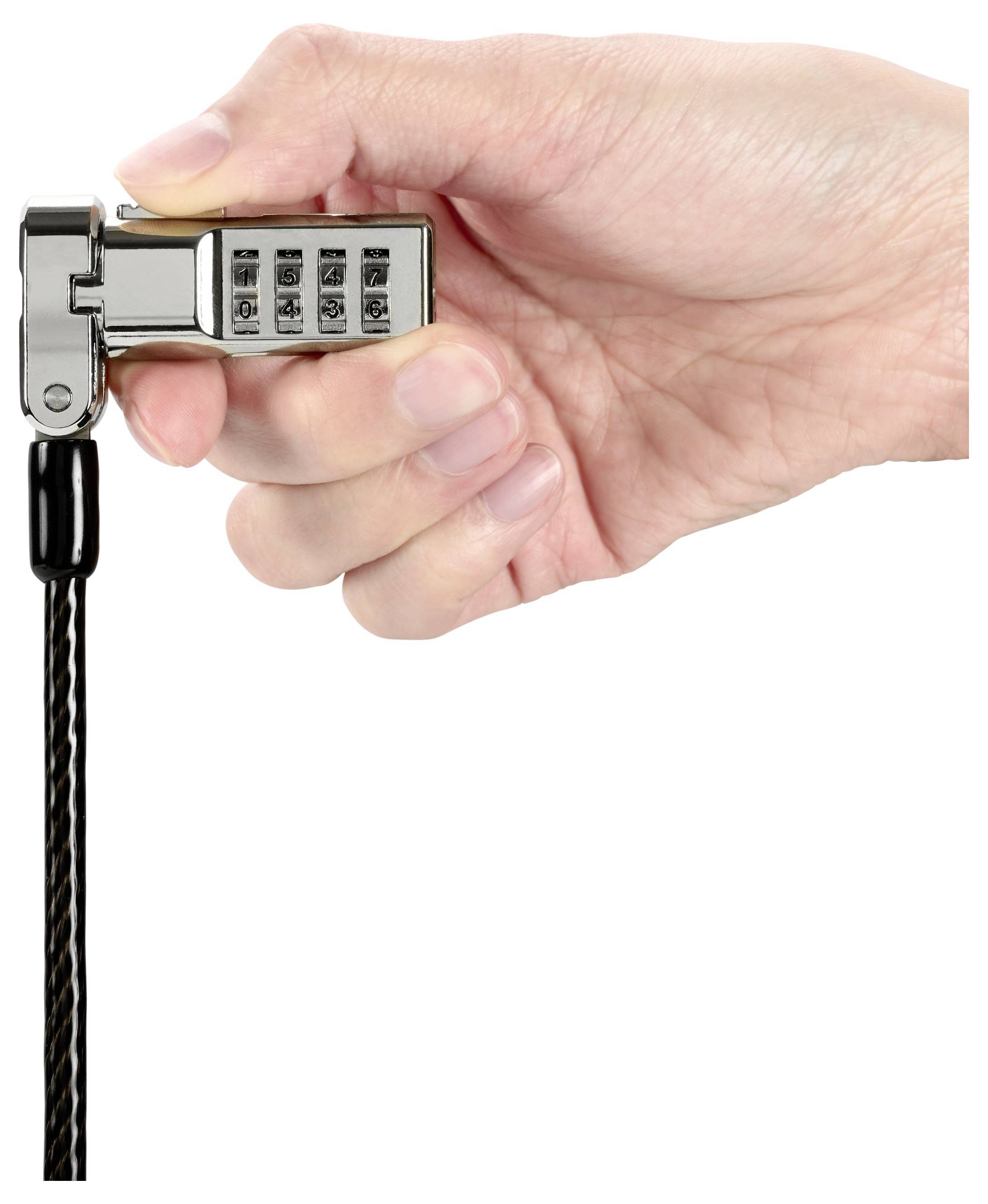 Una mano tiene un lucchetto con combinazione numerica a quattro cifre, fissato a un cavo nero.