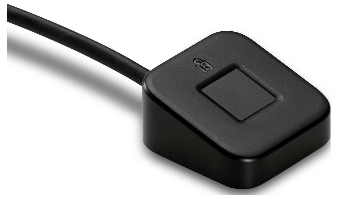 Un lettore di impronte digitali USB nero con un sensore quadrato al centro.