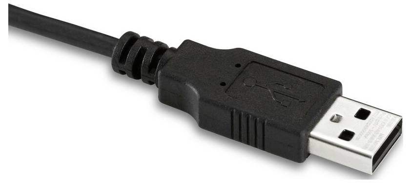 Un connettore USB nero con cavo, mostrato da una prospettiva diagonale, è adagiato su una superficie.