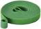 Un lungo rotolo di nastro a velcro verde è steso piatto su uno sfondo bianco, accanto a un piccolo tratto arrotolato.