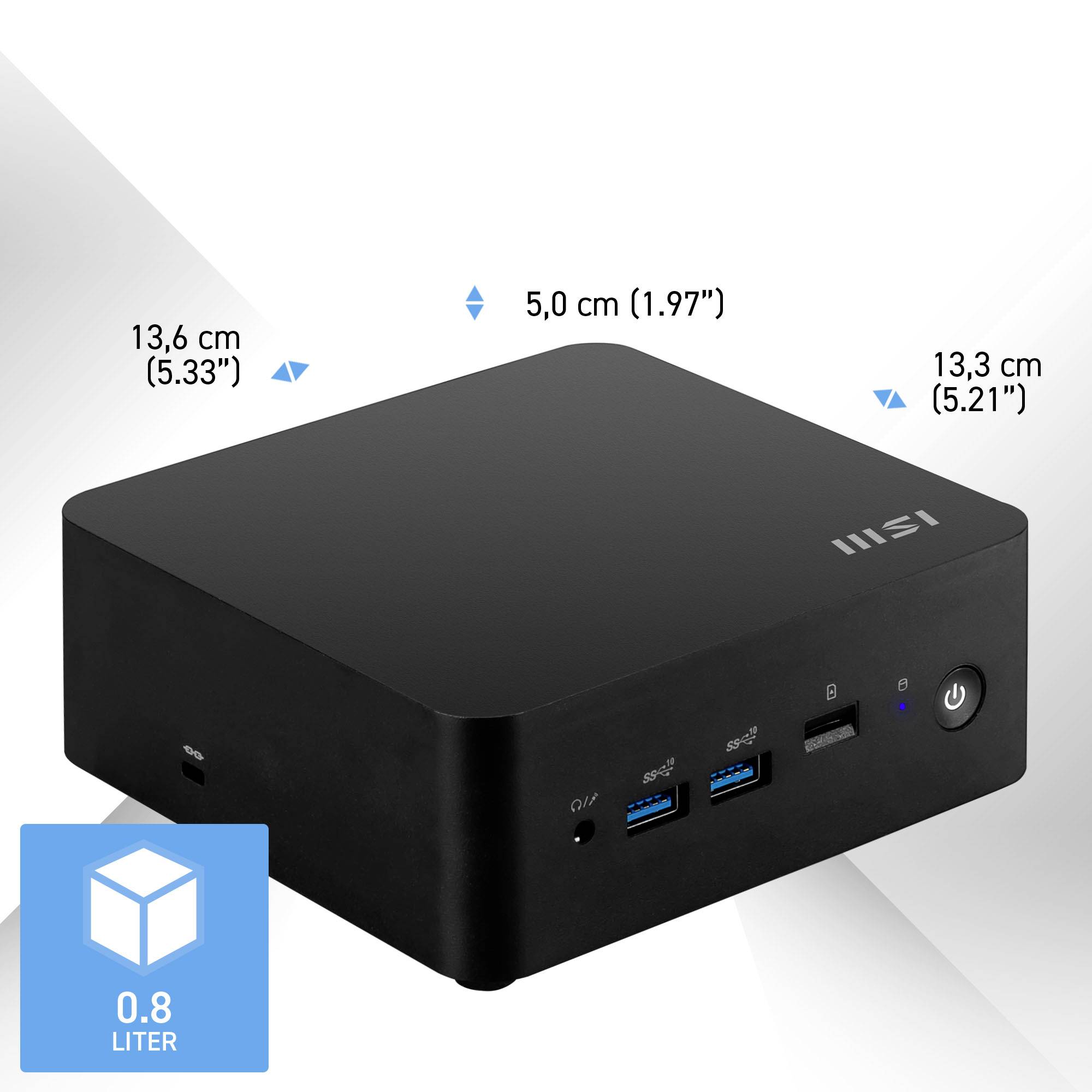 Un mini PC nero del marchio MSI, 13,6 cm x 13,3 cm x 5,0 cm, volume 0,8 litri. Mostrato con porte USB e interruttore di accensione.