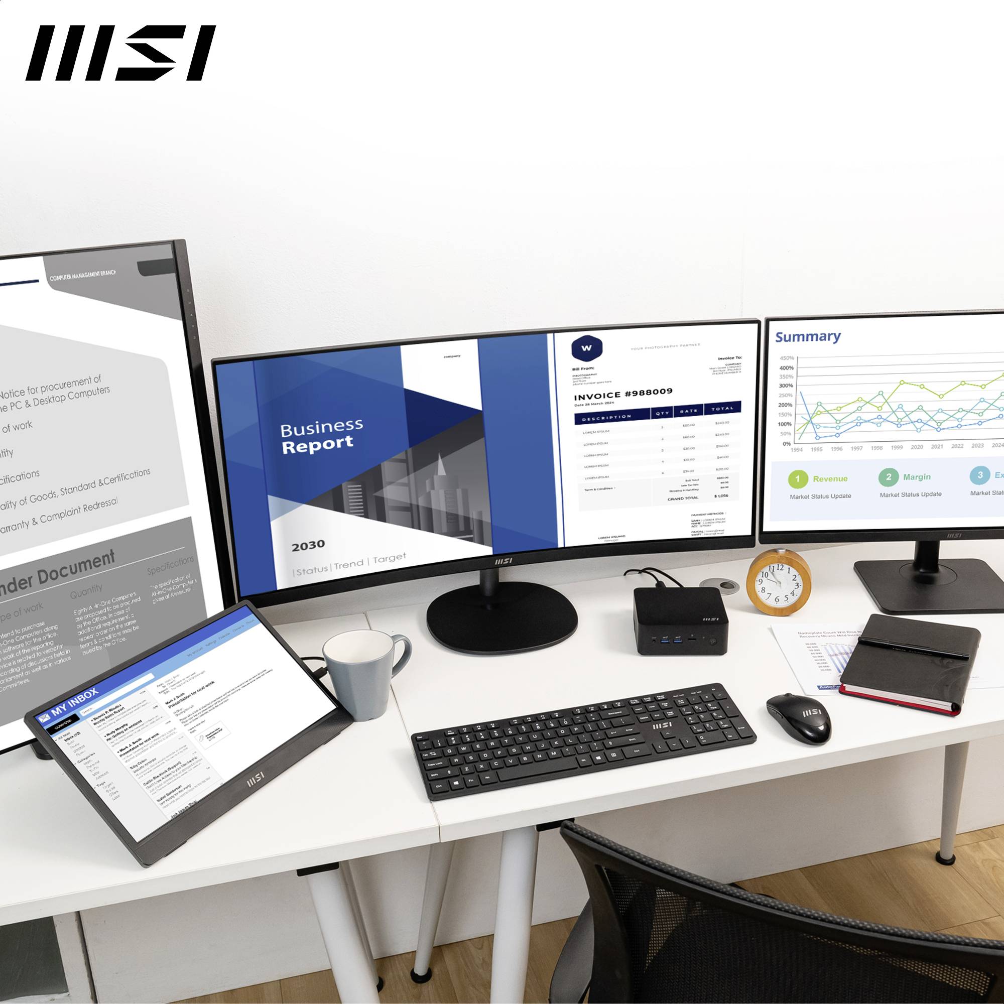 Una scrivania con due monitor, tastiera, mouse e documenti. Gli schermi mostrano presentazioni aziendali e report di dati.