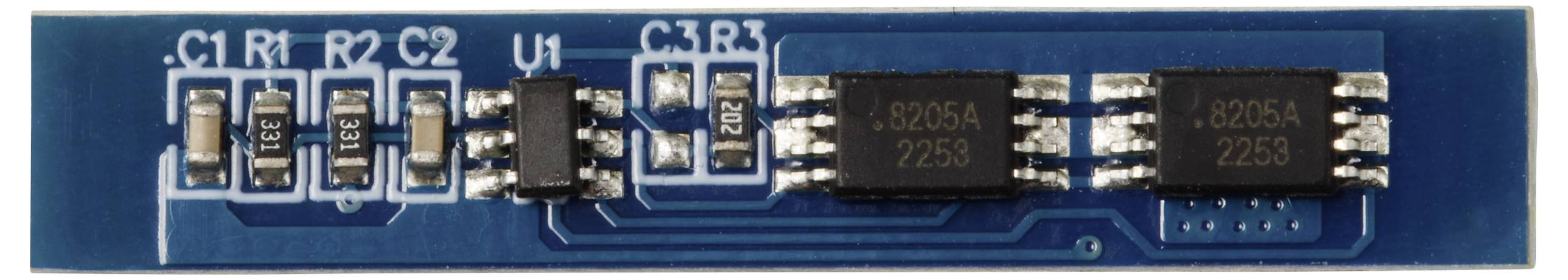 Una scheda elettronica blu con diversi piccoli componenti elettronici, inclusi condensatori e chip etichettati.