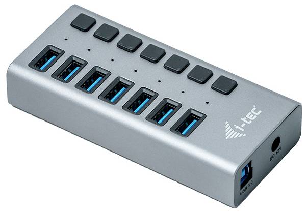Un hub USB con sette porte USB e interruttori di accensione/spegnimento per ogni porta. L'hub ha una forma rettangolare e un involucro argentato.