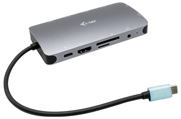 Un hub USB-C argentato con multiple porte, tra cui HDMI, slot per schede SD e porte USB, collegato con un cavo.