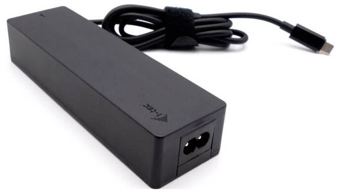 Un alimentatore nero con porta USB-C e un cavo lungo. È adatto per la ricarica di dispositivi.