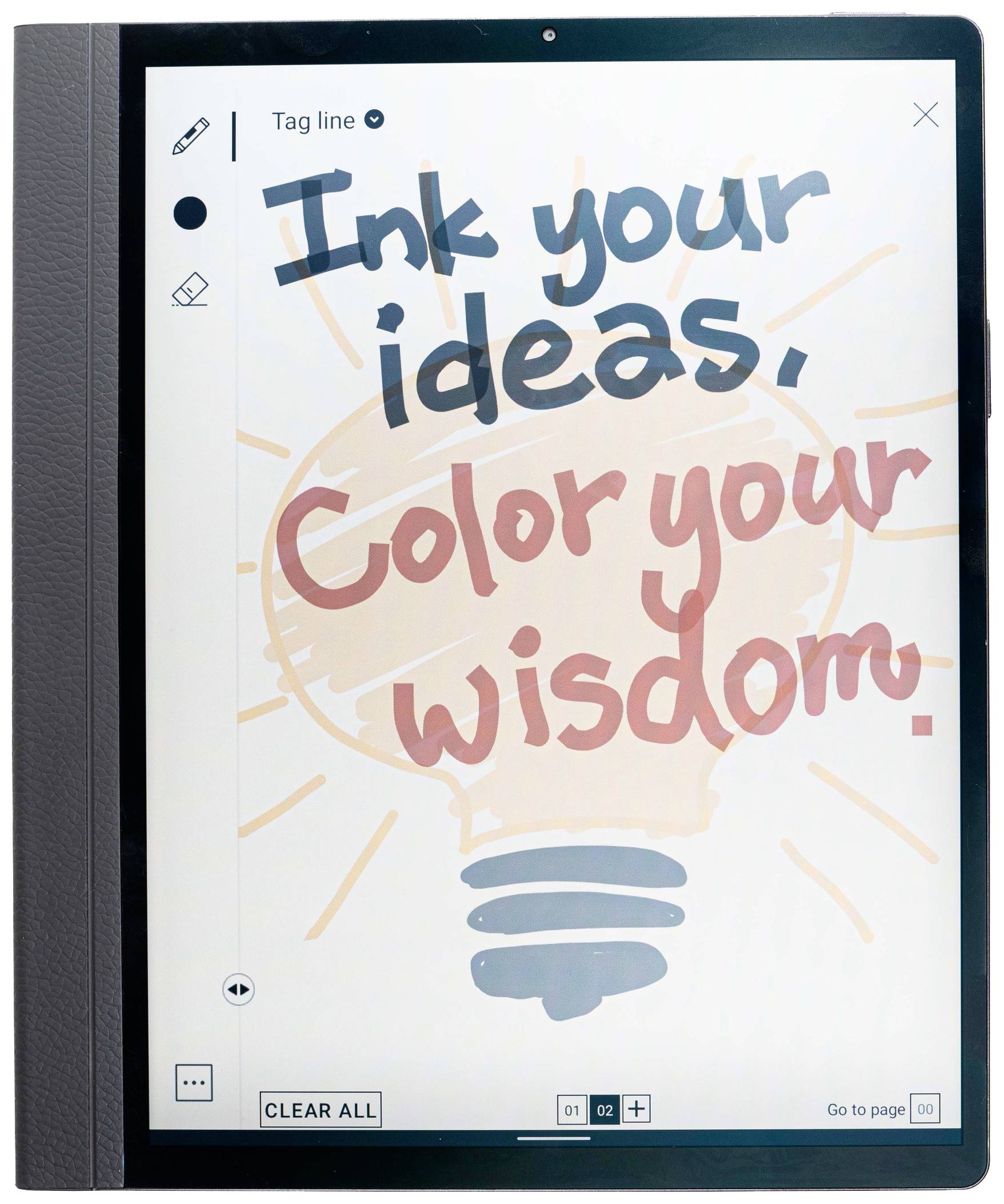 Tablet con una nota digitale che recita 'Ink your ideas, Color your wisdom' davanti a una lampadina.