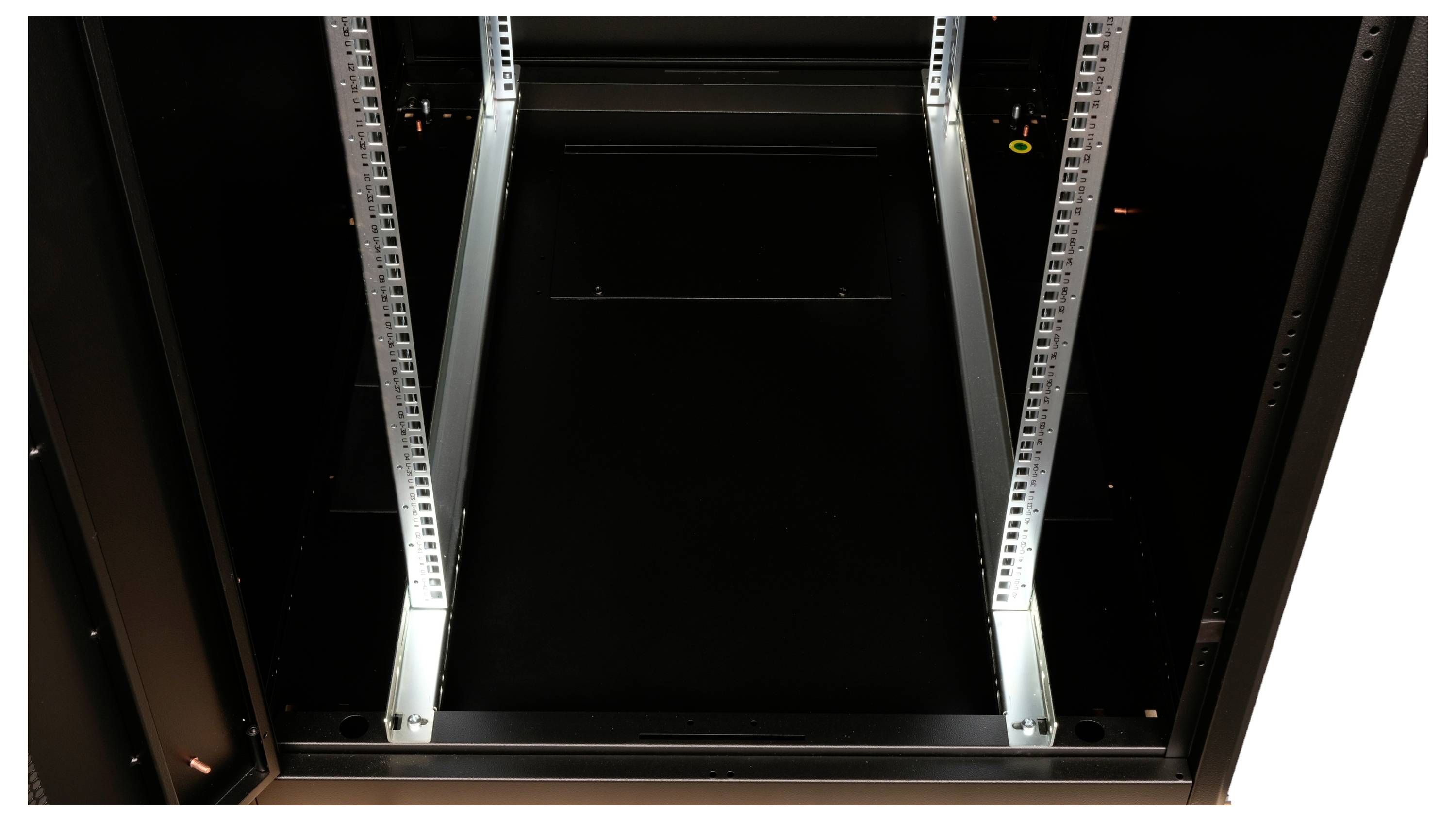 Rack server vuoto con guide visibili in una stanza buia.