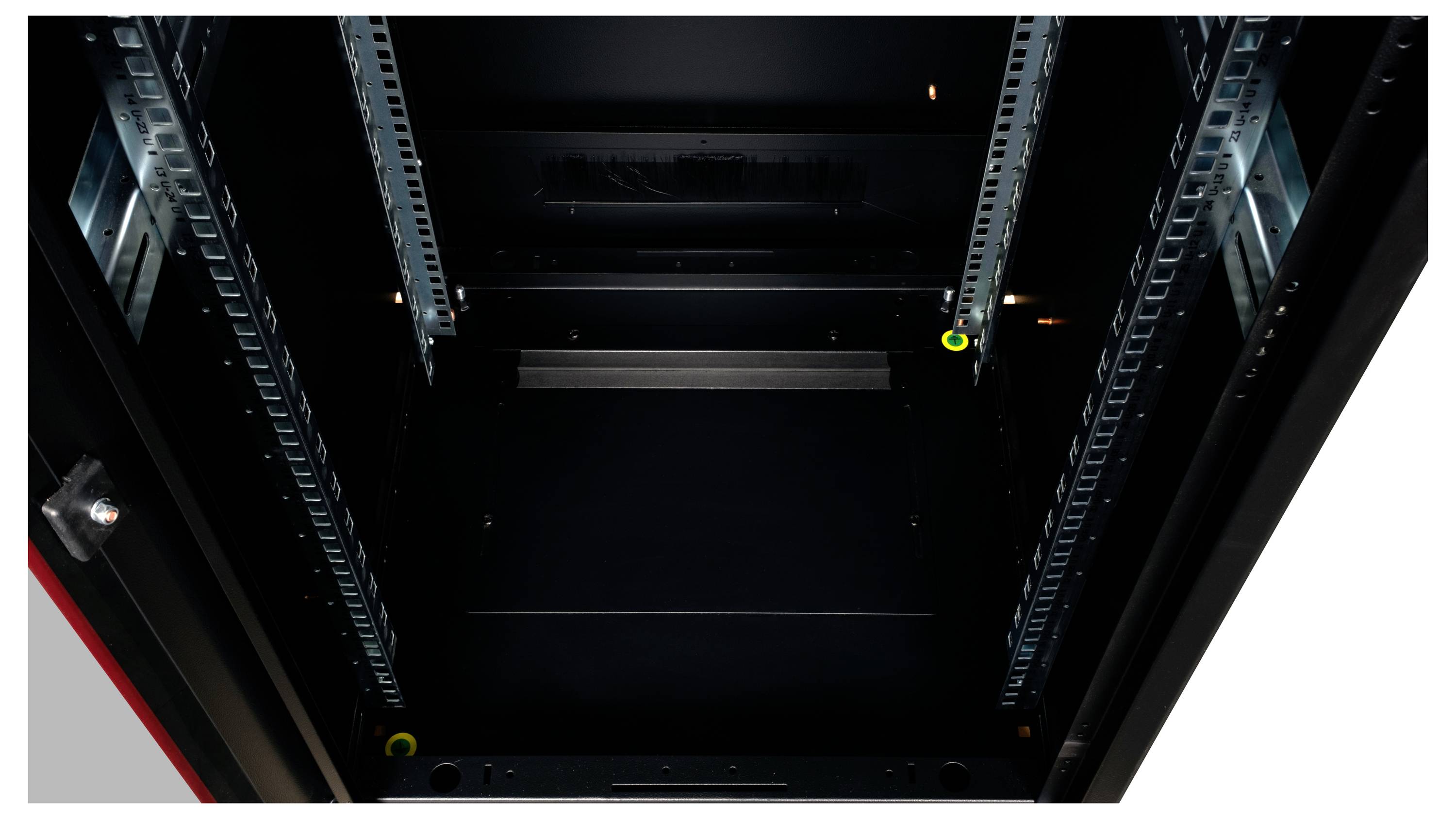 Rack server vuoto con interno scuro, guide laterali e strisce rosse sui lati.