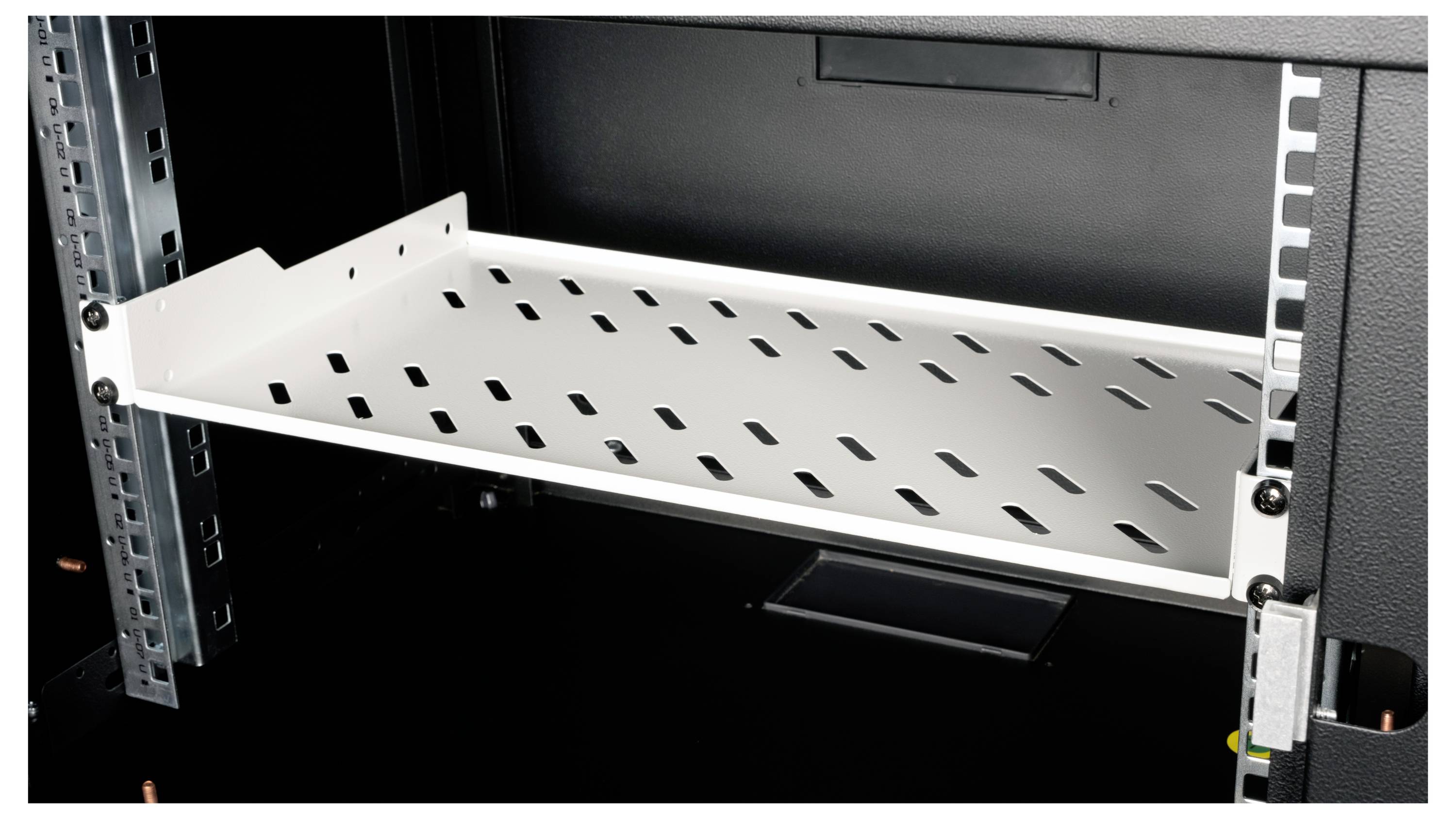 Un rack metallico con fessure di ventilazione è montato in un armadio server. Offre spazio per dispositivi e garantisce la circolazione dell'aria.