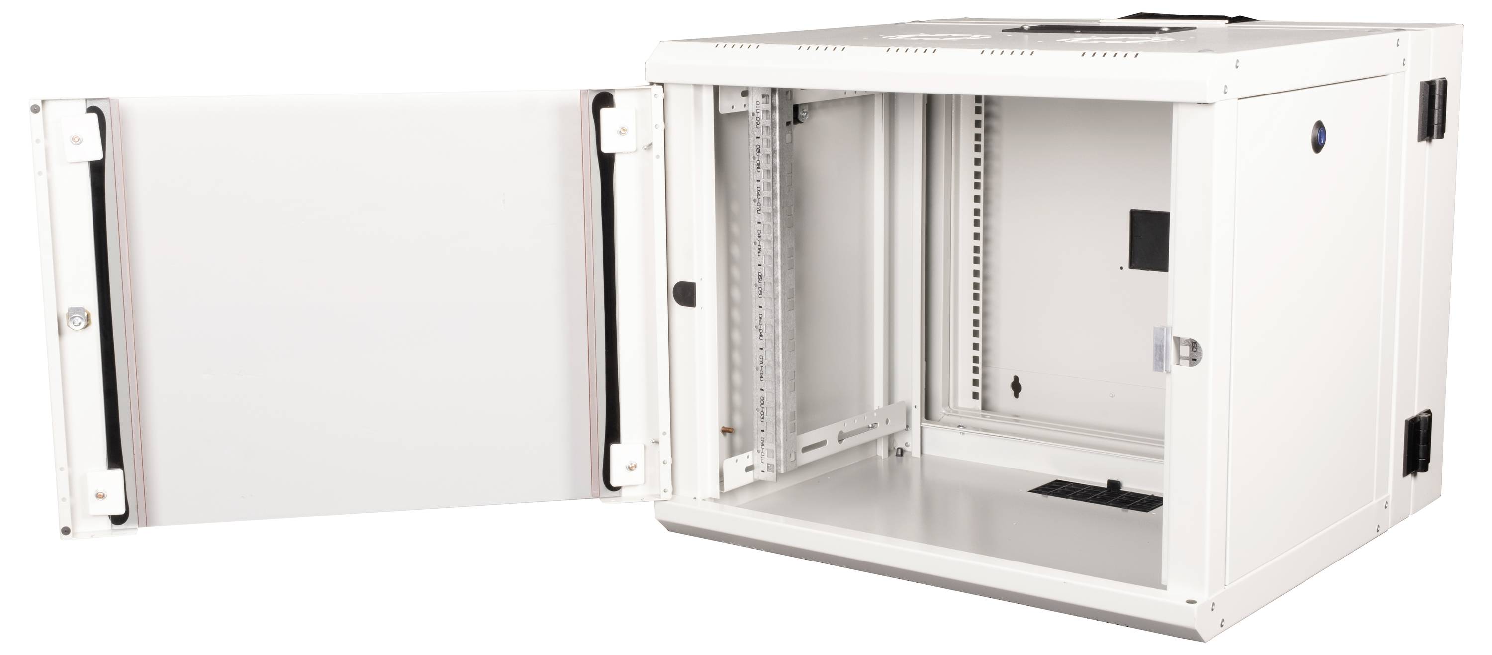 Un armadio rack bianco con la porta aperta, che mostra un interno vuoto con guide di montaggio e fessure di ventilazione, idoneo per apparecchiature di rete.
