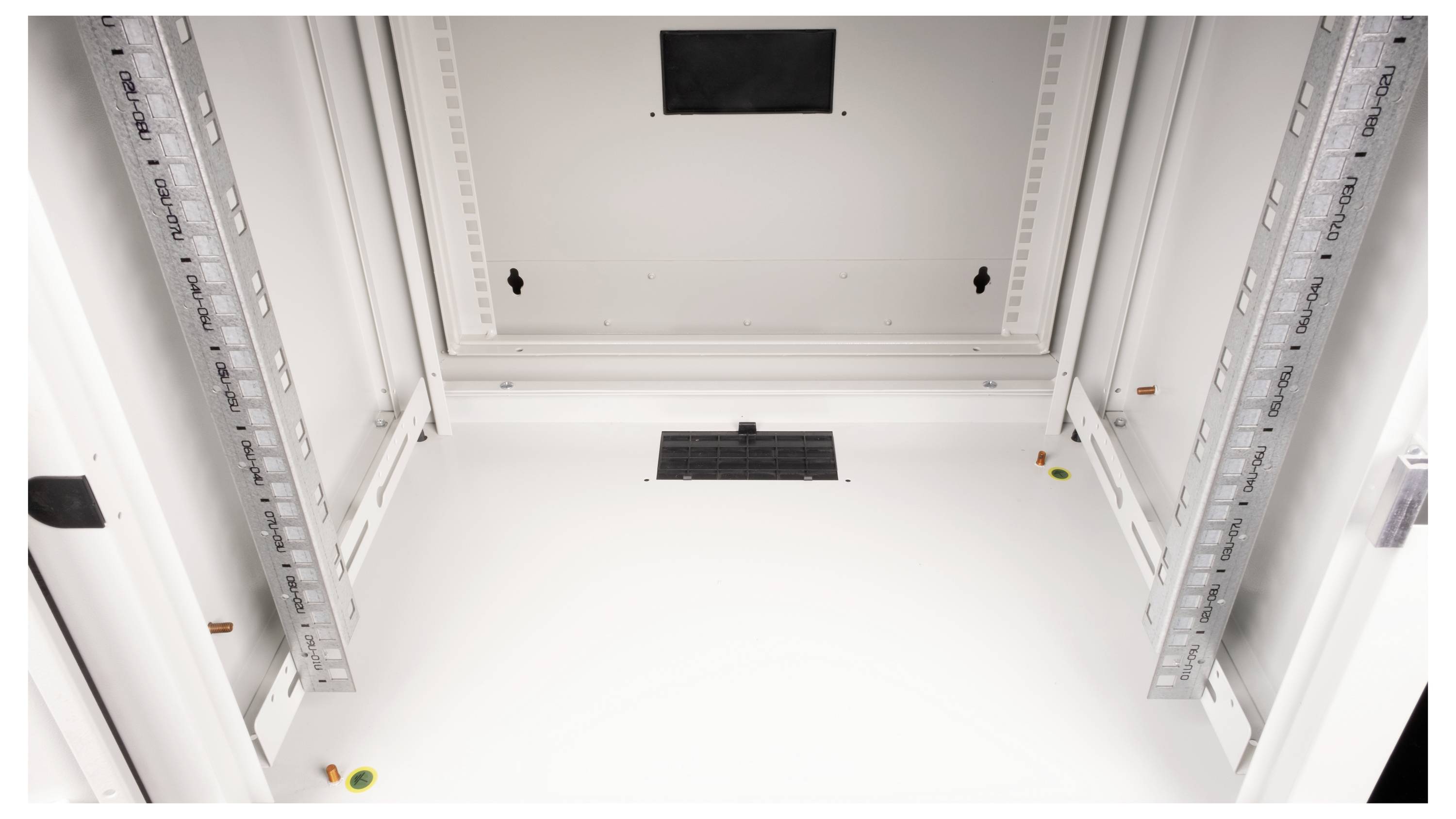 Vista interna di un armadio rack server bianco vuoto, che mostra guide e griglie di ventilazione, senza alcuna apparecchiatura installata.
