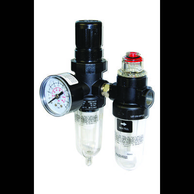Filtro pneumatico e regolatore con manometro, due contenitori trasparenti, uno con indicatore di pressione e uno con chiusura di sicurezza rossa, per il controllo della pressione dell'aria.