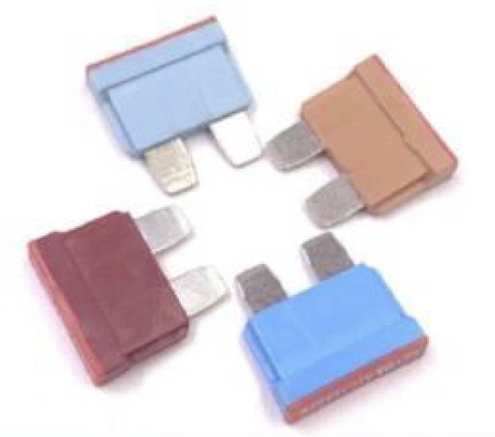 Quattro dispositivi di fissaggio per veicoli colorati in blu, rosso, beige e marrone sono disposti in modo circolare su una superficie bianca.