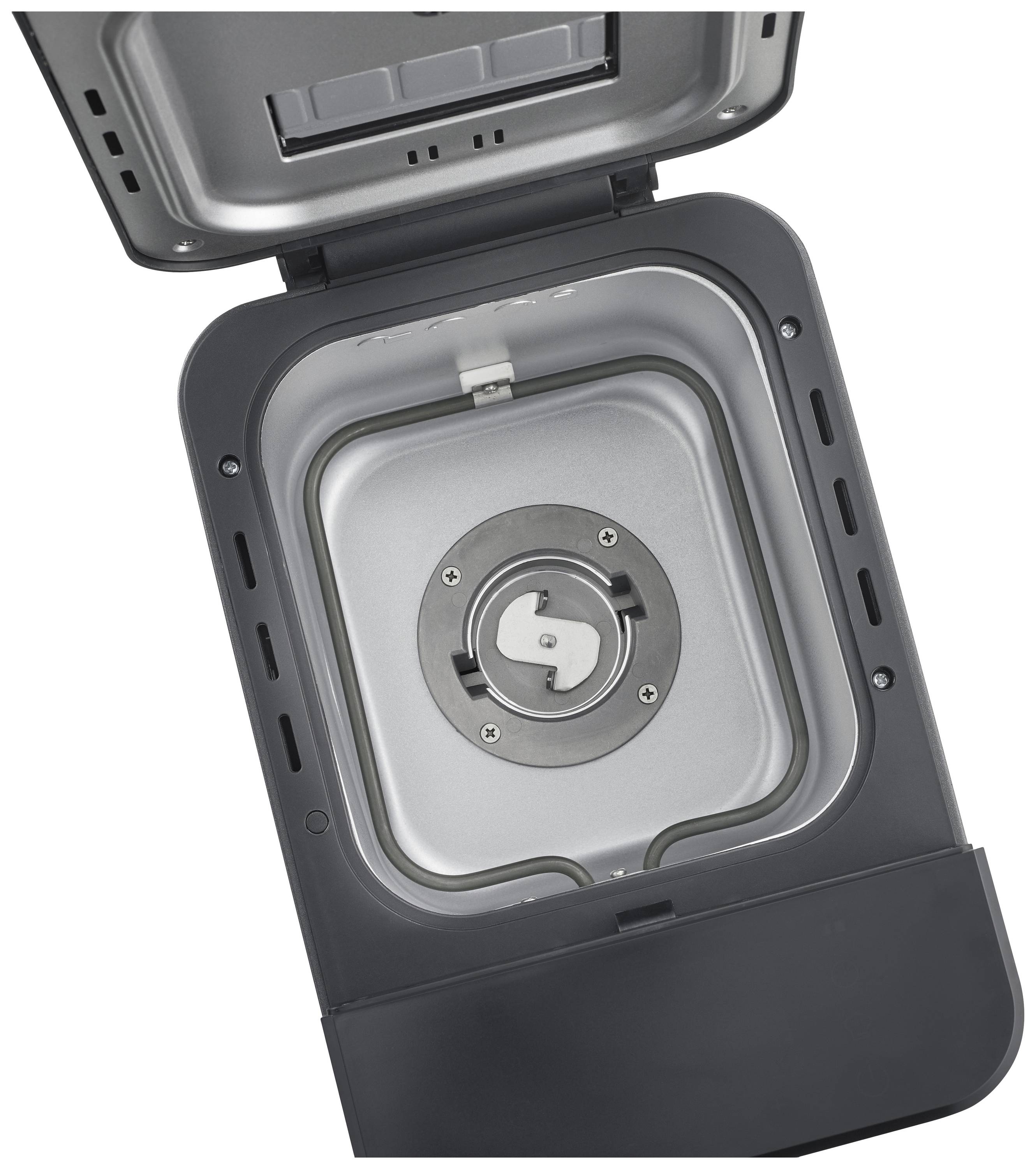 Un accendisigari elettrico aperto in un'auto che mostra lo slot e i contatti metallici.