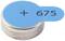 Batteria rotonda d'argento con linguetta blu, con simbolo '+' e il numero '675'.